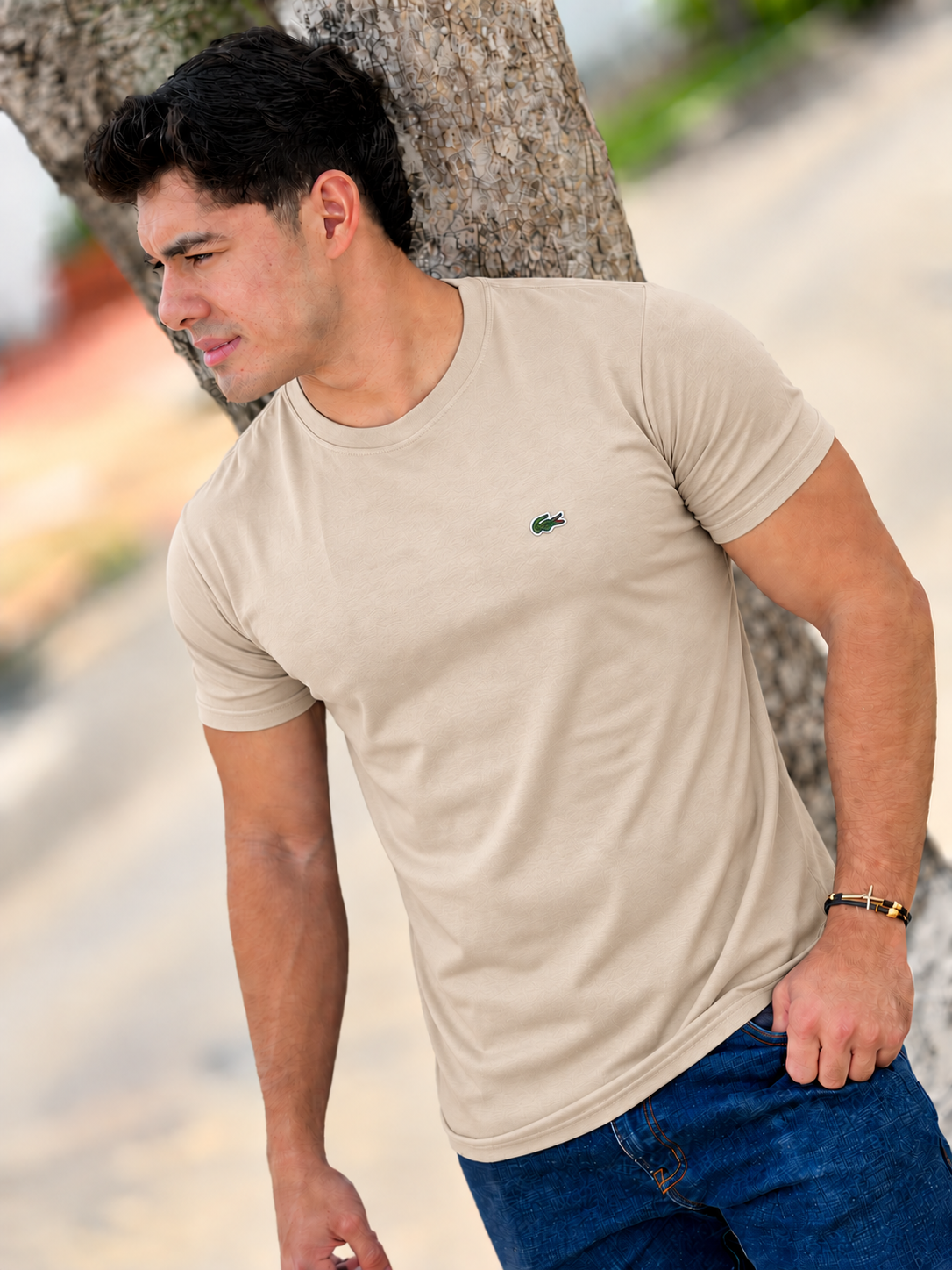 Hombre vistiendo camiseta básica URBAN, parte del Pack de 3 Camisetas Básicas